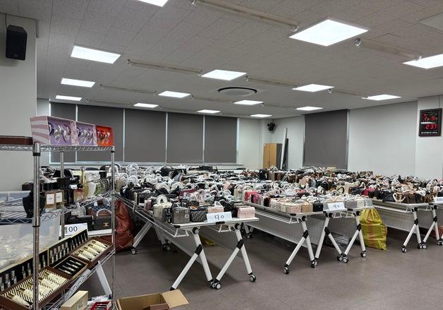 라방 켜고 '명품 짝퉁' 28억 판매한 일가족 검거…7300점 압수
