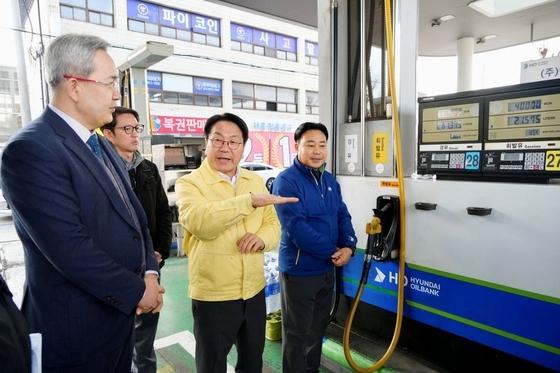 강기정 광주시장, '중동사태 여파' 주유소 현장 점검