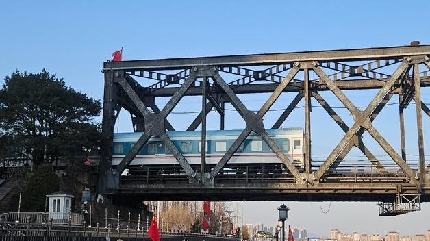 '북중 여객열차' 6년만 재개…中대사, 평양서 탑승객 맞아