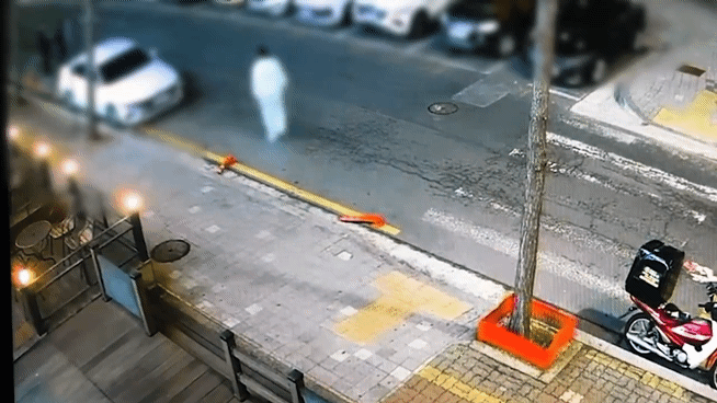  테이저건 맞고도 멀쩡…아찔했던 거구의 '묻지마 범죄'