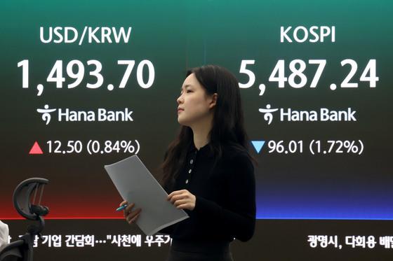 중동 전쟁에 급등한 환율…다시 1490원 대 올라섰다