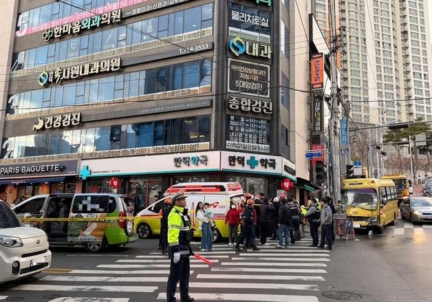 부산 만덕동서 3중 추돌 사고…5명 병원 이송