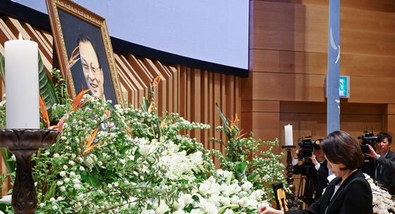 김혜경 여사, 故이해찬 49재 참석…영결식 이어 각별한 추모