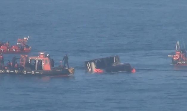 제주 차귀도 화재 어선, 결국 침몰…실종자 2명 수색