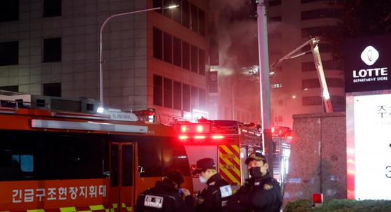 중구 캡슐호텔 화재 완진…외국인 3명 중상 포함 10명 부상