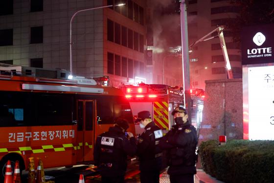 중구 캡슐호텔 화재 완진…외국인 3명 중상 포함 10명 부상