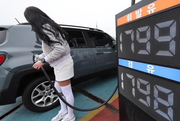 최고가격제 시행에도 가격 인하는 '찔끔'…"재고 때문"