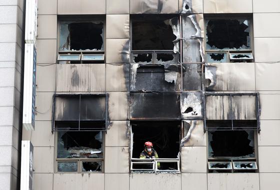캡슐호텔, 5차례 연기 신고…8개월 전 '비상구 미비' 점검도