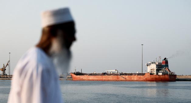 위치 끄고 전력 항해…호르무즈 뚫은 그리스 10척 '잭팟'