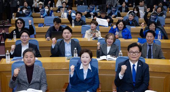 실용주의로 존재감 커진 '뉴이재명'…與의원들 구애