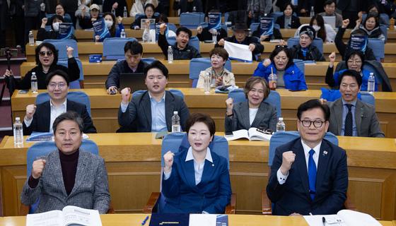 실용주의로 존재감 커진 '뉴이재명'…與의원들 구애