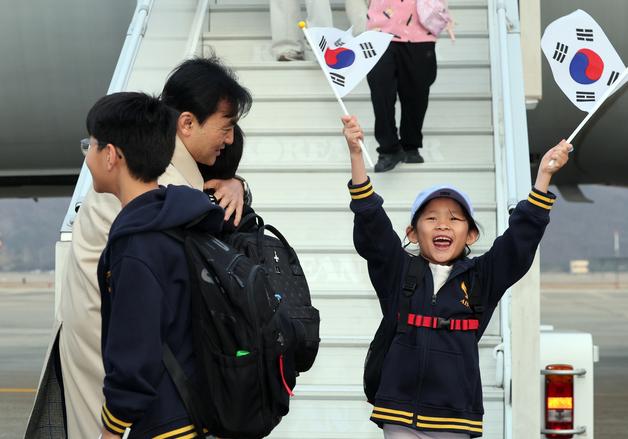 [뉴스1 PICK]중동에 발 묶였던 국민들…‘사막의 빛’ 작전으로 무사 귀국