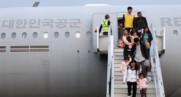 "이륙 직전까지 드론 폭격…무사히 돌아오게 돼 감사"