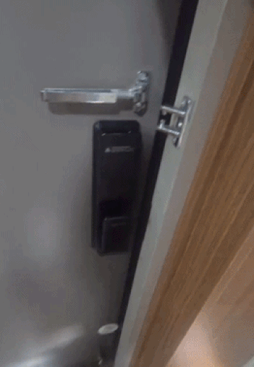 현관문 막은 택배물 20상자…고객 잘못? 택배기사 실수?