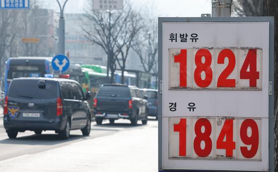 휘발유·경유 '역전' 정상화…주유소 기름값 일주일 연속 하락