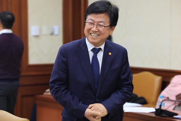 최교진, 태양광 설비 운영학교 찾는다…'햇빛이음학교' 현장 점검