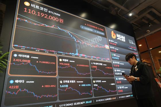 작년 업비트·빗썸 예치금 2.5조 이탈…침체장에 '코인→주식' 머니무브