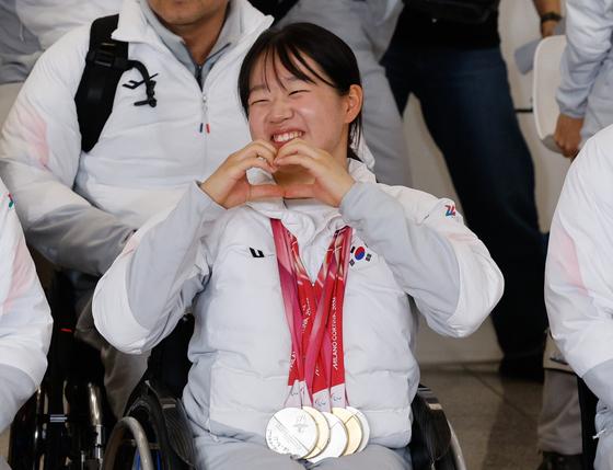 [뉴스1 PICK]금메달 2·은메달 3 목에 건 김윤지, 금의환향