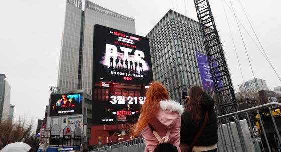BTS 공연에 금속탐지기·경찰 7000명 투입…국제행사급 보안