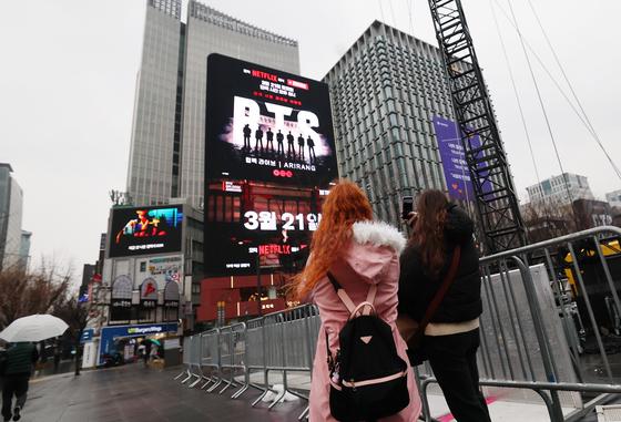 BTS 공연에 금속탐지기·경찰 7000명 투입…국제행사급 보안