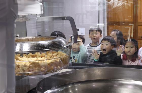 [뉴스1 PICK] 학교급식 '튀김' 이제는 로봇이 튀긴다