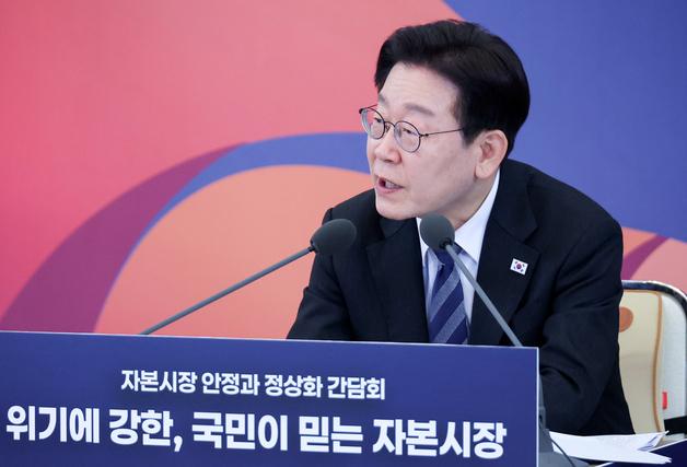 李 "주식 판 돈, 왜 모레 주나" 거래소 "하루로 당기겠다" 