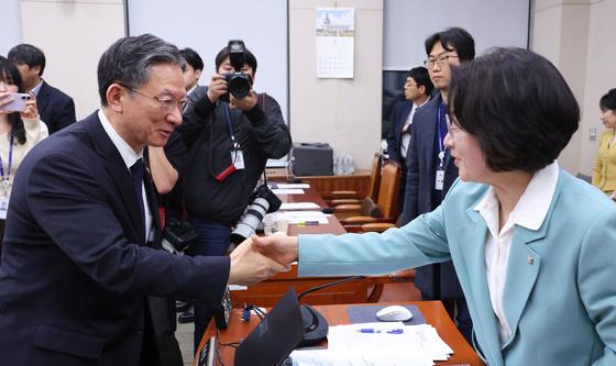 악수하는 정성호·추미애