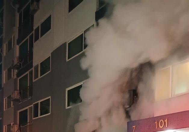 제천 아파트 1층서 불…80대 남성 1명 숨져