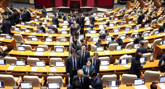 '검찰청 폐지' 공소청법 필버…"자업자득" vs "국민 피해"