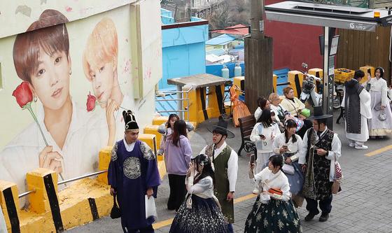 아미 성지된 BTS 정국·지민 벽화