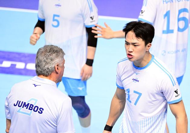 '임동혁 21점' 대한항공, 한전 잡고 4연승…2위 현대에 4점 차