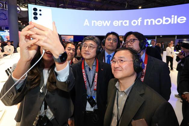 [MWC26] 정재헌 SKT 사장, 삼성·샤오미 AI 경쟁 직접 점검