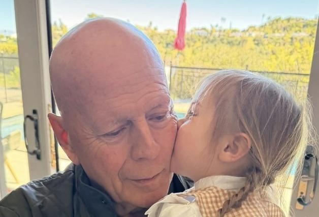 데미 무어, '치매' 전 남편 브루스 윌리스 생일 축하 "당신에 필요한 건 사랑뿐"