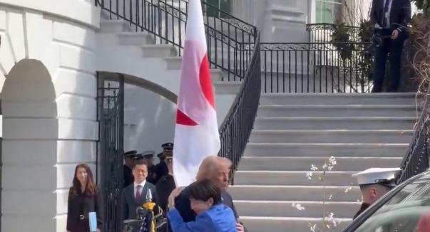 트럼프에 와락 안긴 다카이치…'스킨십 외교' 호르무즈 돌파 