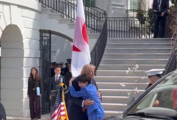 트럼프에 와락 안긴 다카이치…'스킨십 외교' 호르무즈 돌파 