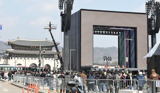 'BTS 컴백' 26만 아미 광화문 집결…"혹시 보험드셨어요?"