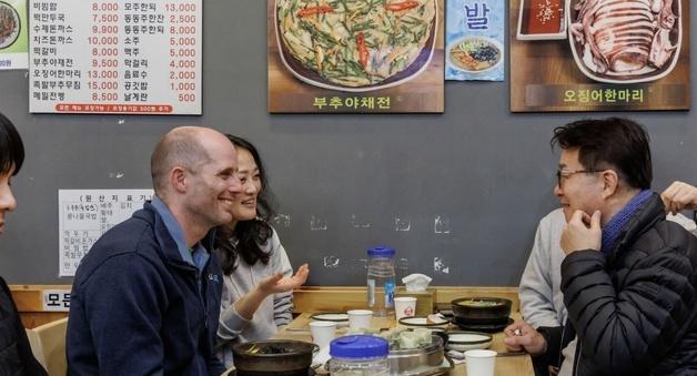 '청문회 공분' 그 로저스?…새벽배송 후 6500원 콩나물국밥