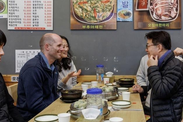 '청문회 공분' 그 로저스?…새벽배송 후 6500원 콩나물국밥