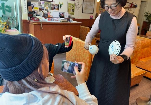 'BTS 공연 D-1' 성지순례…韓 20번 온 아미는 노포다방서 "쌍화차요~" 