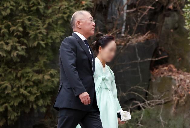 '정주영 25주기' 청운동서 제사…정의선·정기선 등 범현대家 한자리