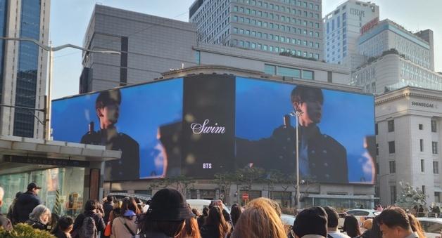 남산타워·숭례문 'BTS 불빛쇼'…잠못 이루는 '컴백 전야제'