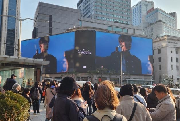 남산타워·숭례문에도 'BTS 불빛쇼'…아미들 잠못 이루는 '컴백 전야제'