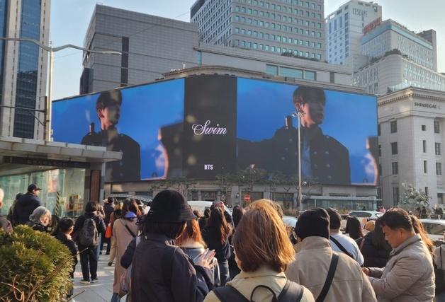 남산타워·숭례문 'BTS 불빛쇼'…잠못 이루는 '컴백 전야제'