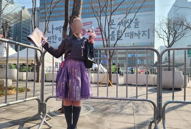 광화문은 벌써 보랏빛…한복 입고 신문 호외 들고 방긋