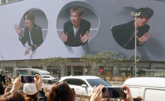 [뉴스1 PICK]"하늘에 BTS가 떴다" 아미, 신세계백화점으로 몰린다