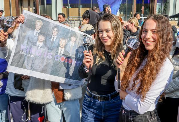 [뉴스1 PICK]"BTS 보러 왔어요"...광화문 가득 '아미 물결'