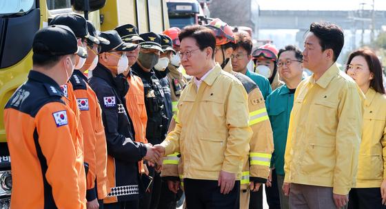 李, 화재 현장 방문…"정부 손해 봐도 유가족 선지원"