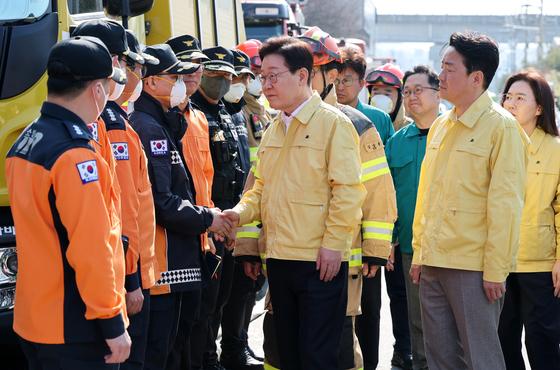 李, 화재 현장 방문…"정부 손해 봐도 유가족 선지원"