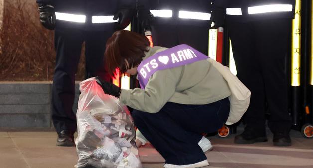 "공연 전보다 더 깨끗하게"…한일 보랏빛 자원봉사자들