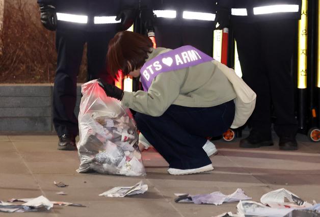 "공연 전보다 더 깨끗하게"…한일 보랏빛 자원봉사자들